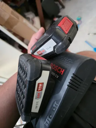 Cargador y 2 Baterías Bosch 18V 3.0 Ah