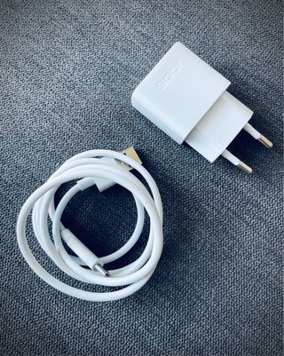 Cargador USB-C Blanco + regalo