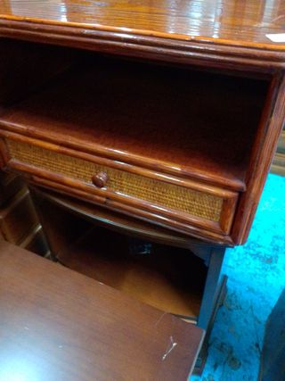 Mesita de noche madera y ratán