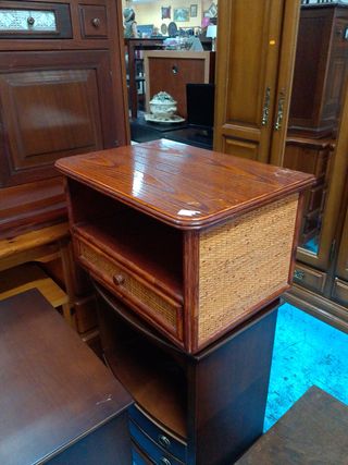Mesita de noche madera y ratán