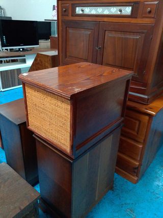 Mesita de noche madera y ratán