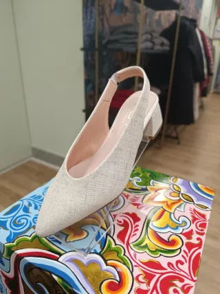Zapato destalonado blanco con plata tacón bloque