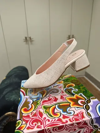 Zapato destalonado blanco con plata tacón bloque