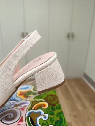 Zapato destalonado blanco con plata tacón bloque