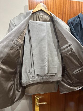 Traje color champán  y camisa negra