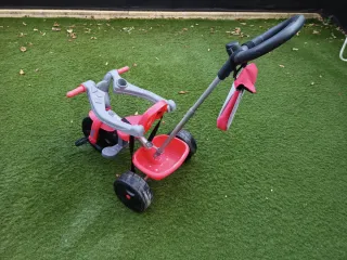 Triciclo infantil rojo y gris