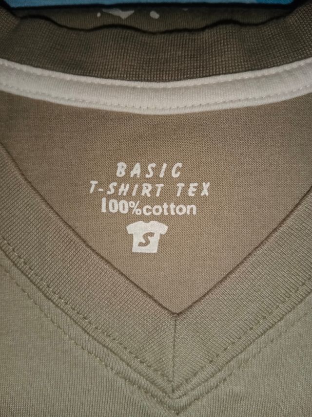 Camiseta verde oliva con estampado