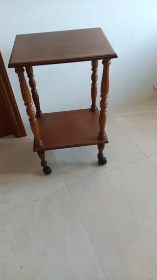 Mesa auxiliar de madera con ruedas