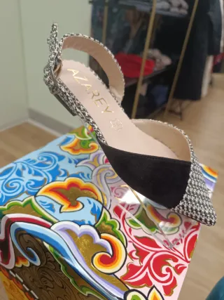 Zapatos destalonados AZAREY negros y multicolor