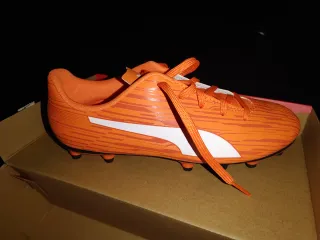 Botas de fútbol Puma naranjas, numero 37