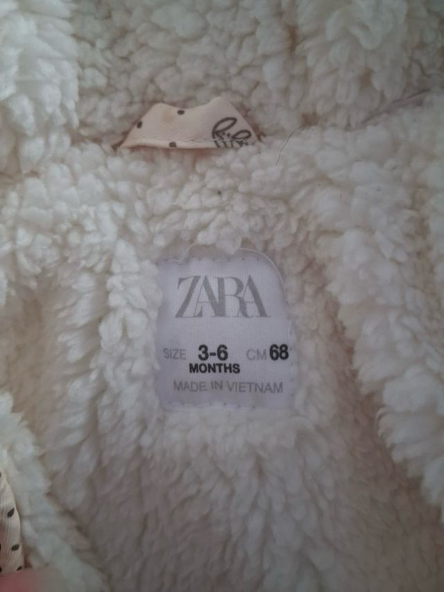 Mono de bebé acolchado con capucha