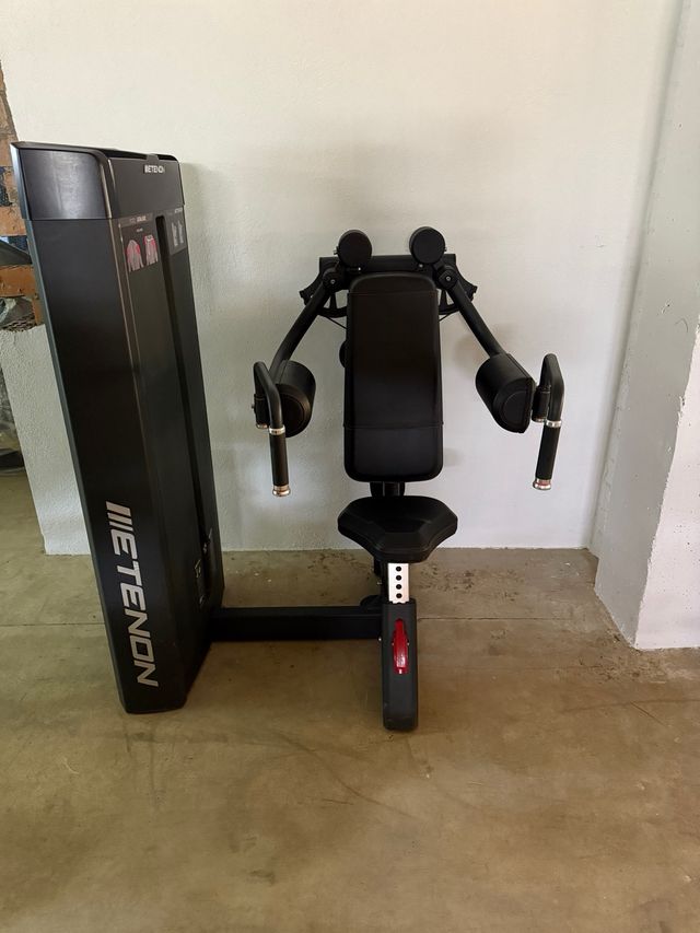 Elevacion de hombros lateral en maquina etenon