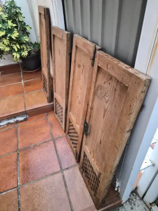 Contraventanas o puertas de madera antiguas