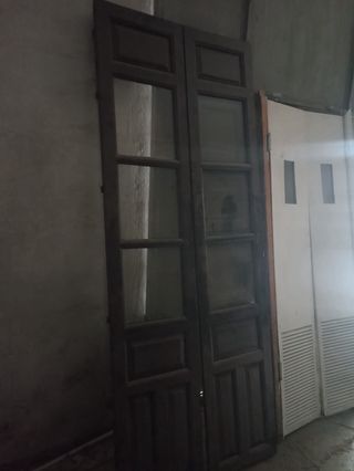 Puertas de madera con postigos