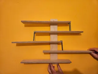 Estantería de madera para objetos pequeños