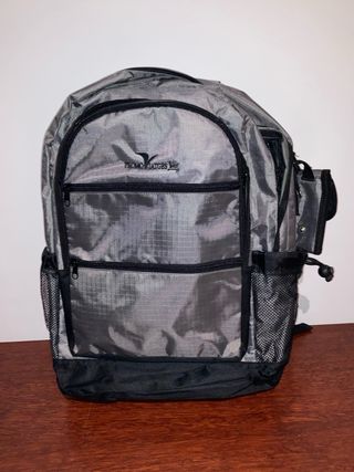 Mochila gris con múltiples bolsillos