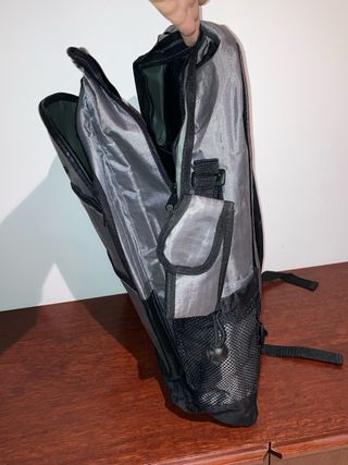 Mochila gris con múltiples bolsillos
