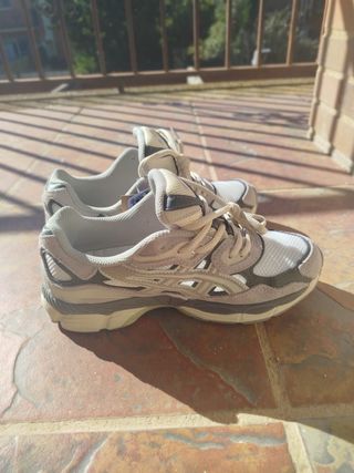 Zapatillas Asics Beige y Gris