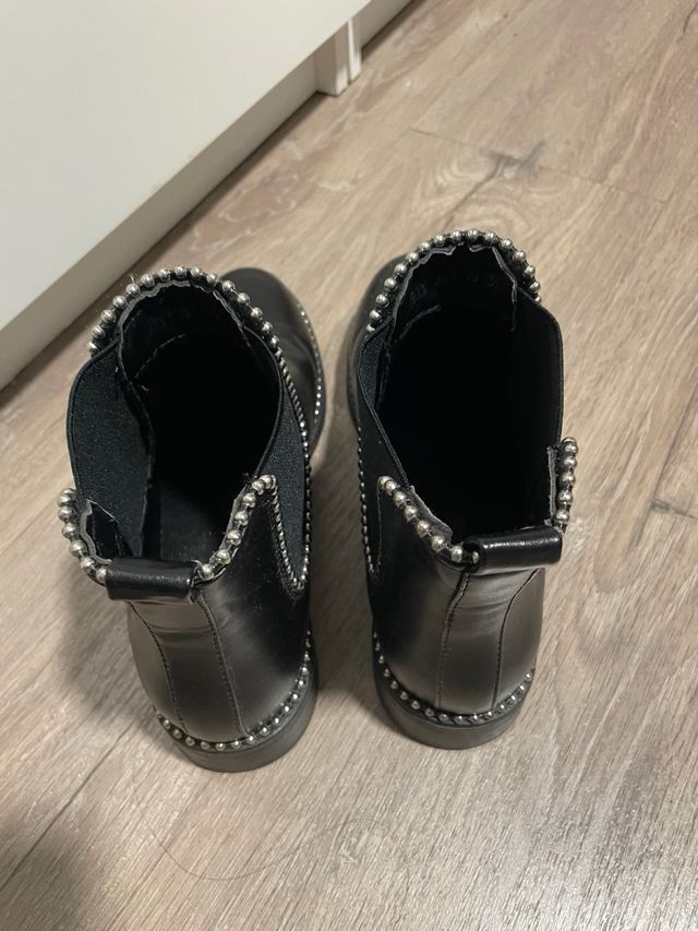 Botines negros con detalles plateados