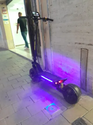 Patinete eléctrico con luces LED