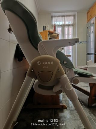 Trona Jane color verde y beige