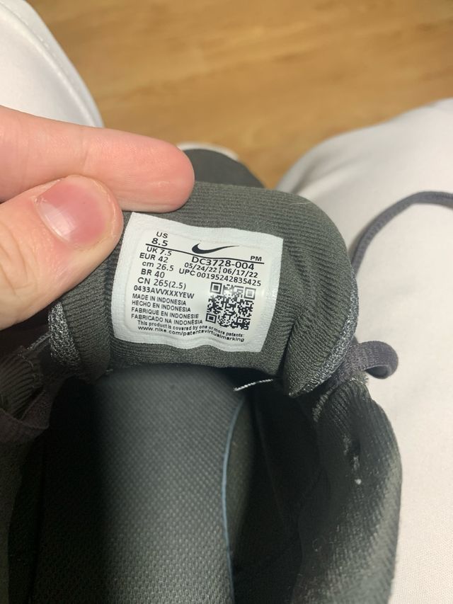 Zapatillas Nike grises y blancas