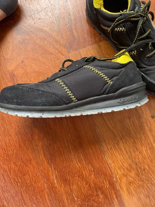 Zapatos de seguridad negros y amarillos