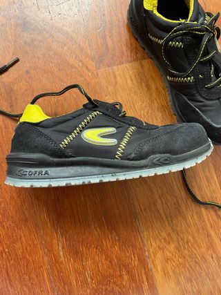 Zapatos de seguridad negros y amarillos
