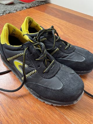 Zapatos de seguridad negros y amarillos