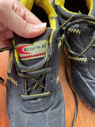 Zapatos de seguridad negros y amarillos