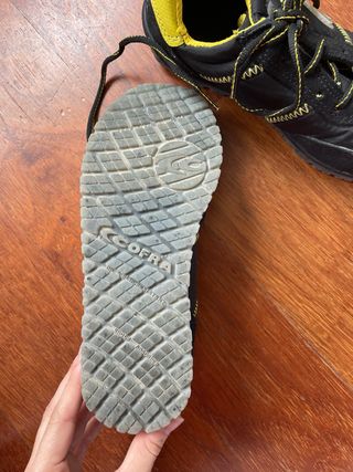 Zapatos de seguridad negros y amarillos