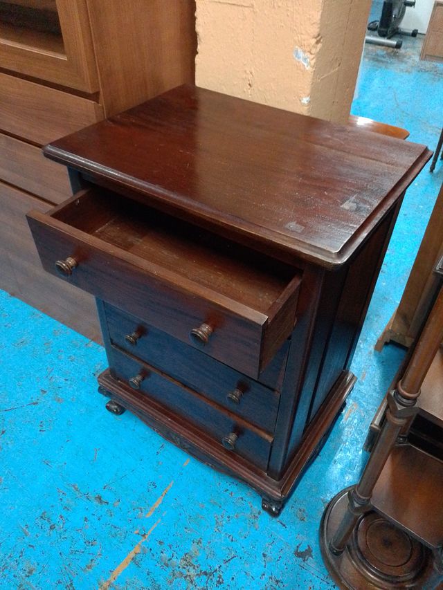 Cómoda pequeña de madera 4 cajones