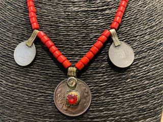 Collar étnico tribal con monedas y cuentas rojas