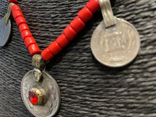 Collar étnico tribal con monedas y cuentas rojas
