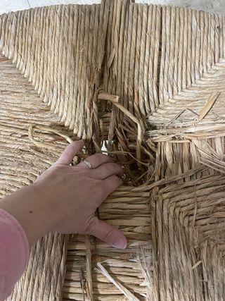 Silla mecedora de madera y yute