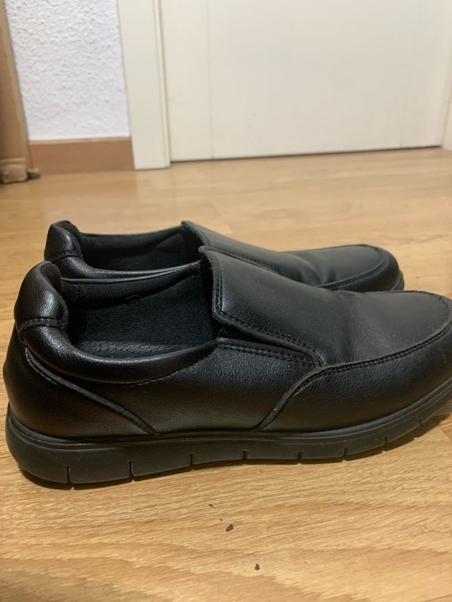 Zapatos elegantes negros sin usar