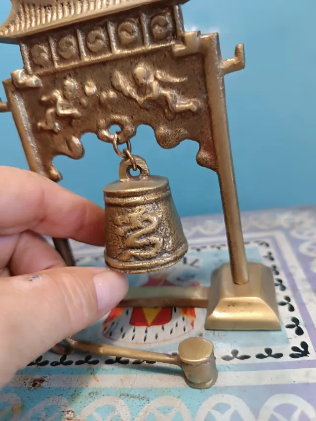 Gong oriental de bronce con mazo