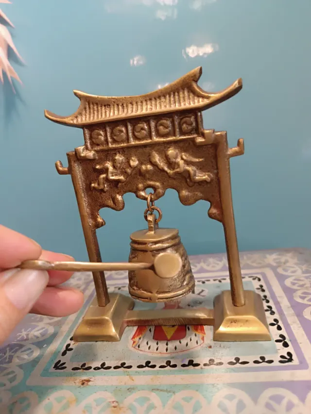Gong oriental de bronce con mazo