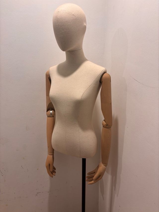 Maniquí Busto Beige con Brazos Madera