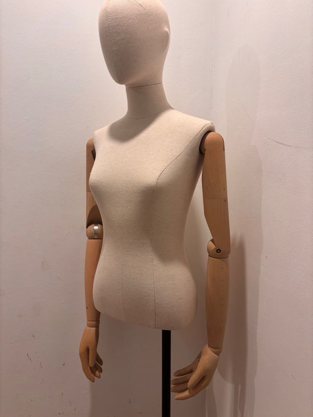 Maniquí Busto Beige con Brazos Madera