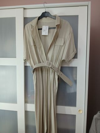 Mono beige con cinturón