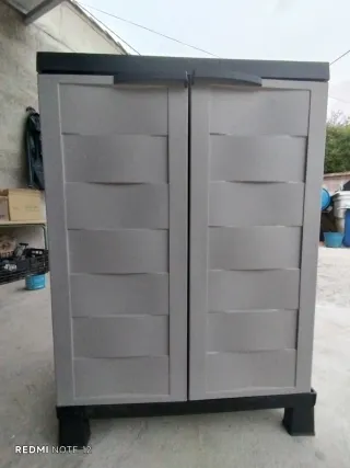 Armario de plástico gris y negro