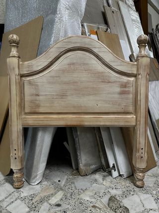 Cabecero de pino rascado