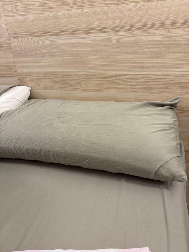 Almohada de tela gris