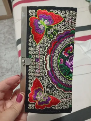 Monedero bordado mariposa y flores