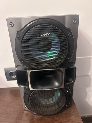 Equipo de música Sony con altavoces