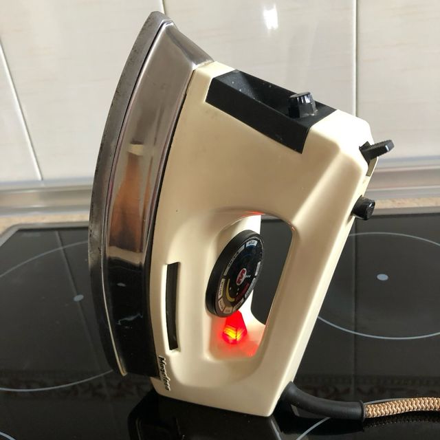 Plancha Automática de Vapor y Spray. Magefesa