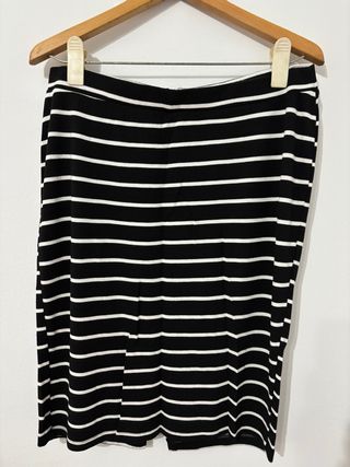 Falda larga de rayas blancas y negras