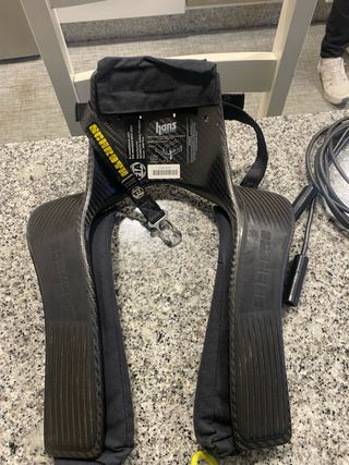 Cascos y HANS de carbono