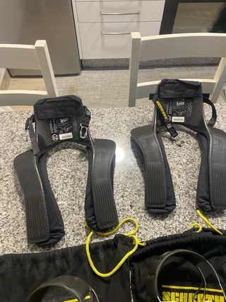 Cascos y HANS de carbono